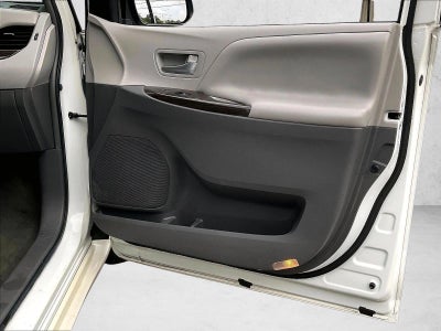 2017 Toyota Sienna XLE Auto Access Seat