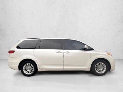 2017 Toyota Sienna XLE Auto Access Seat