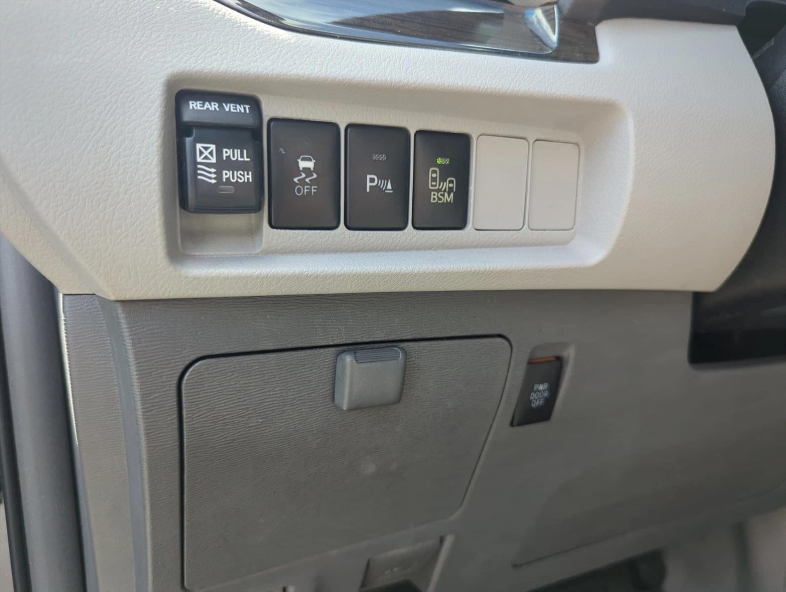 2017 Toyota Sienna XLE 8 Passenger