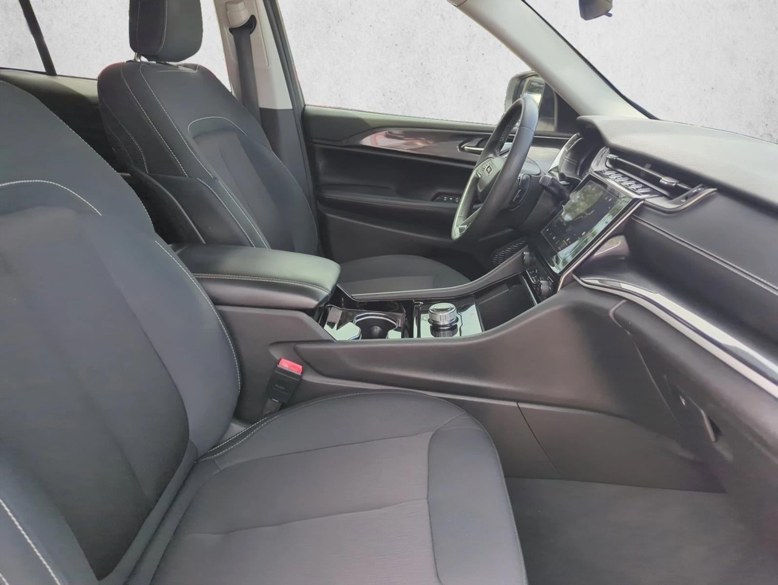 2023 Jeep Grand Cherokee Laredo 4x2