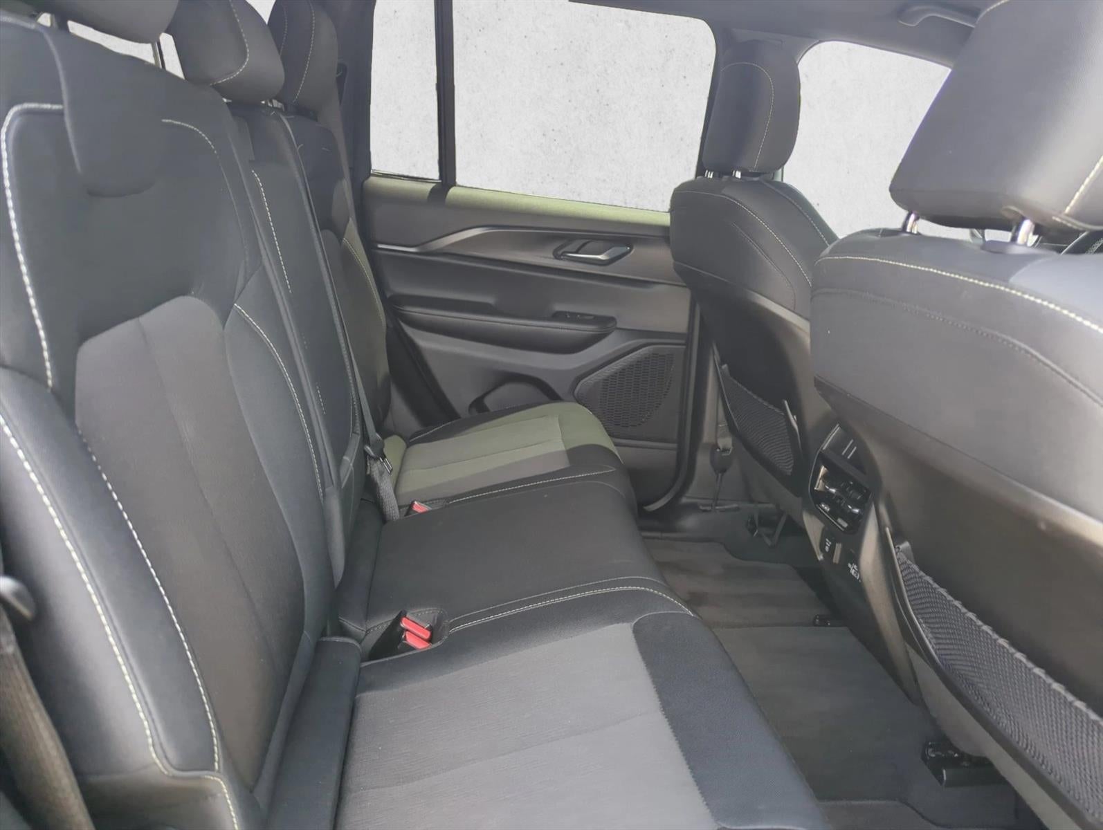 2025 Jeep Grand Cherokee Laredo 4x2