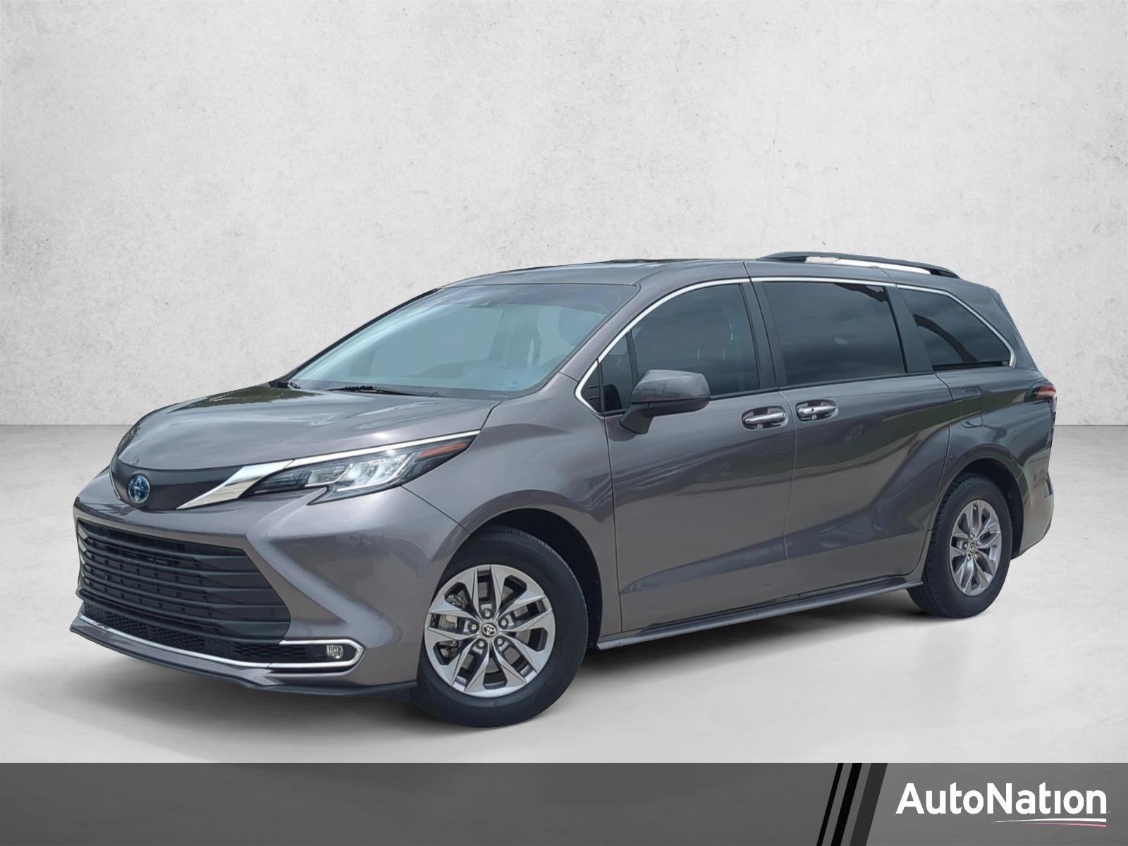 2022 Toyota Sienna XLE FWD 8-Passenger (Natl)