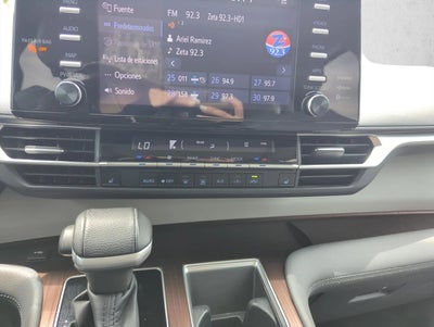 2022 Toyota Sienna XLE FWD 8-Passenger (Natl)