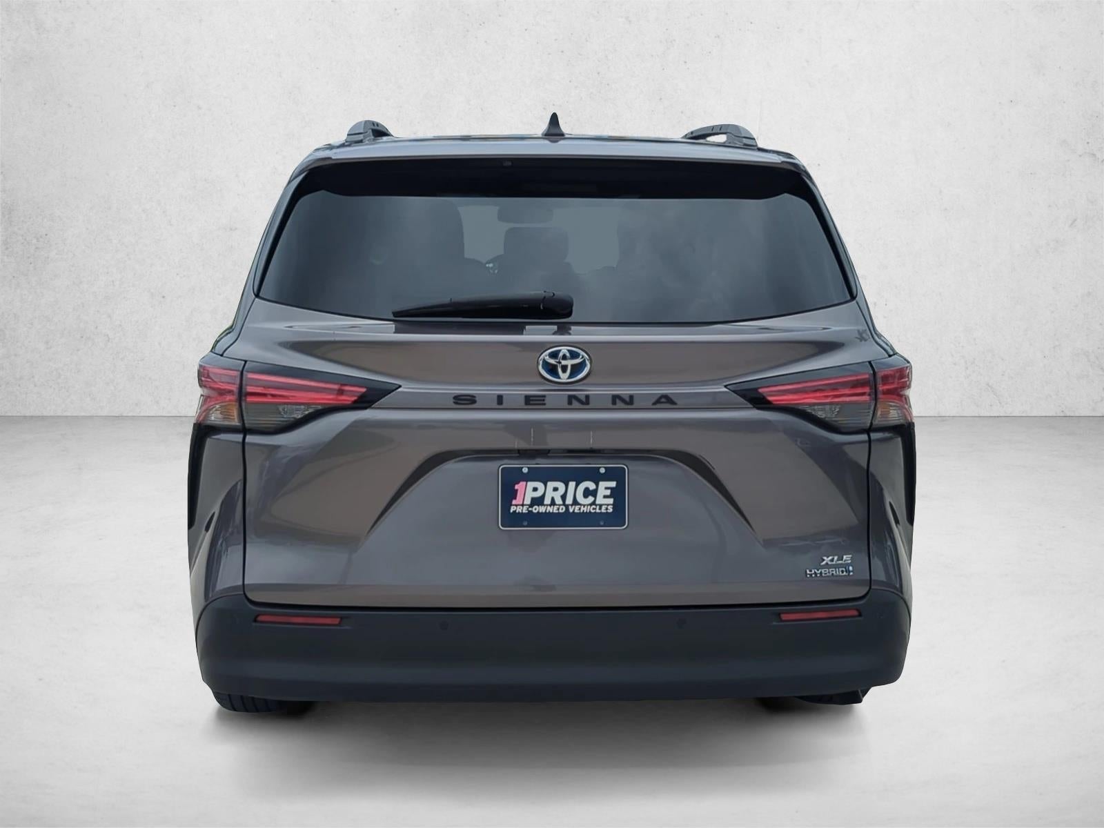 2022 Toyota Sienna XLE FWD 8-Passenger (Natl)