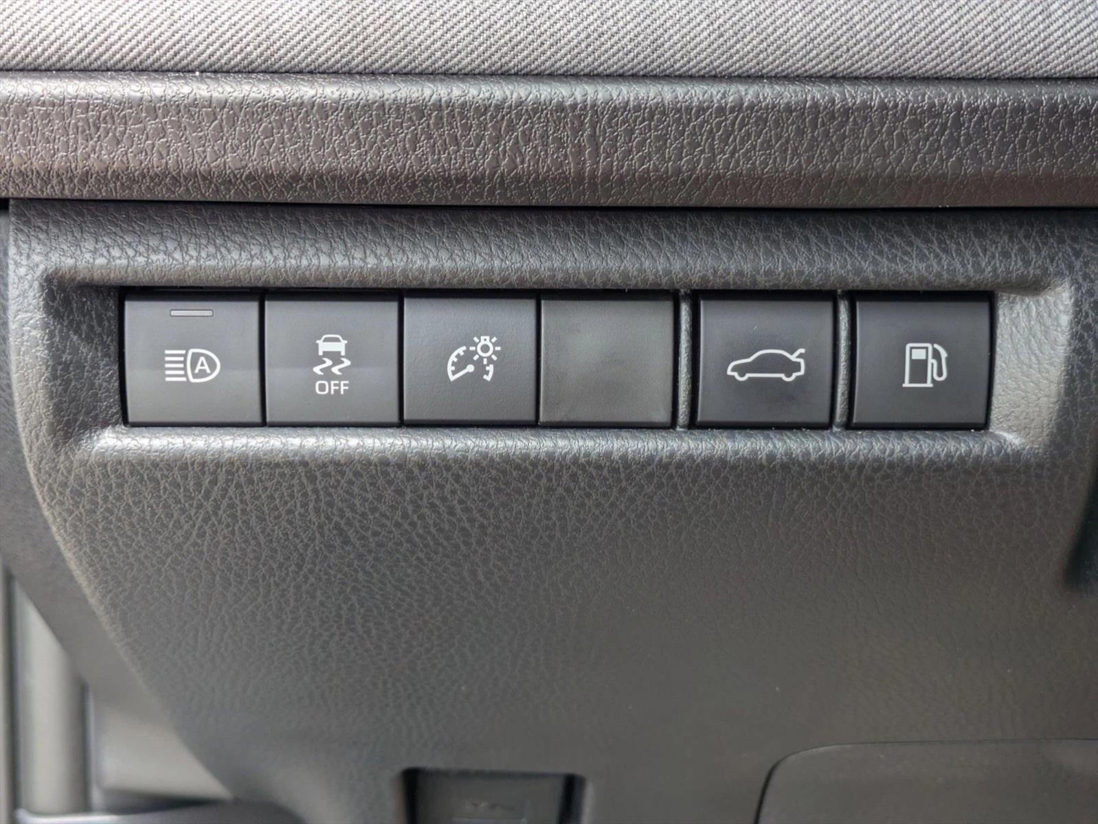 2025 Toyota Camry LE (SE)