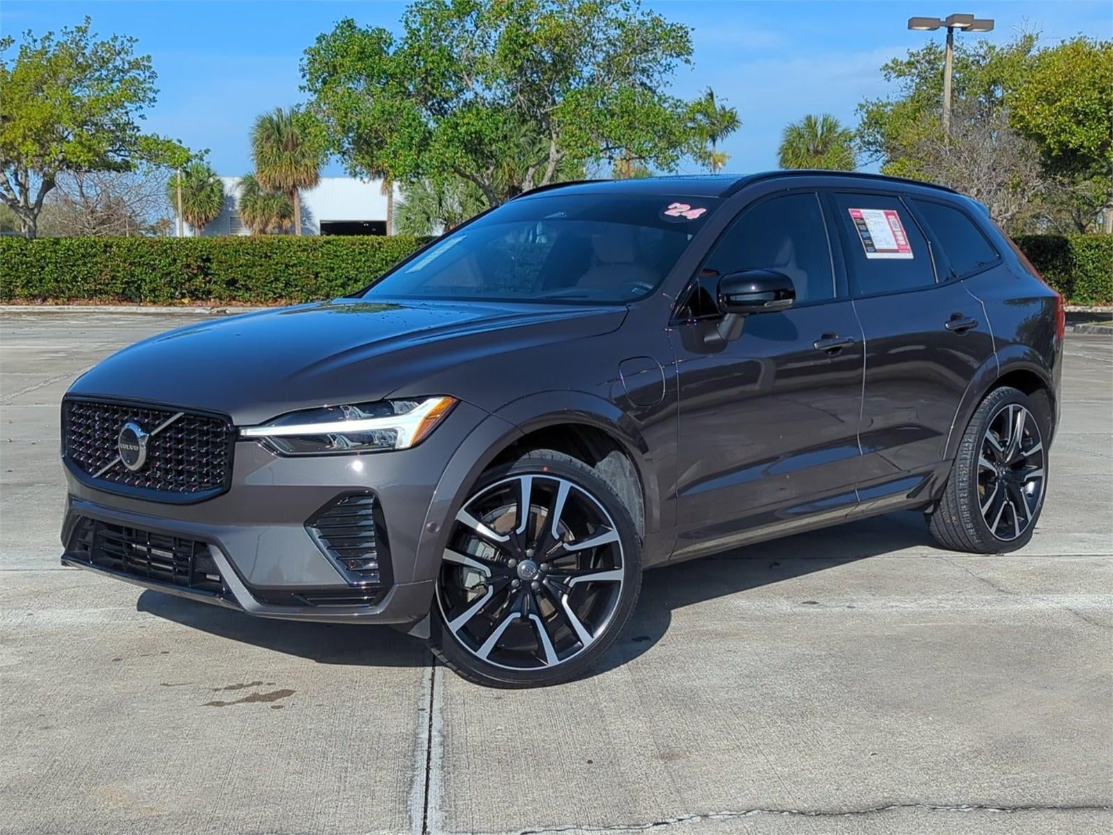 2024 Volvo XC60 Recharge Plug-In Hybrid T8 eAWD PHEV Ultimate Dark Theme