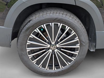 2025 Volkswagen Taos SE FWD