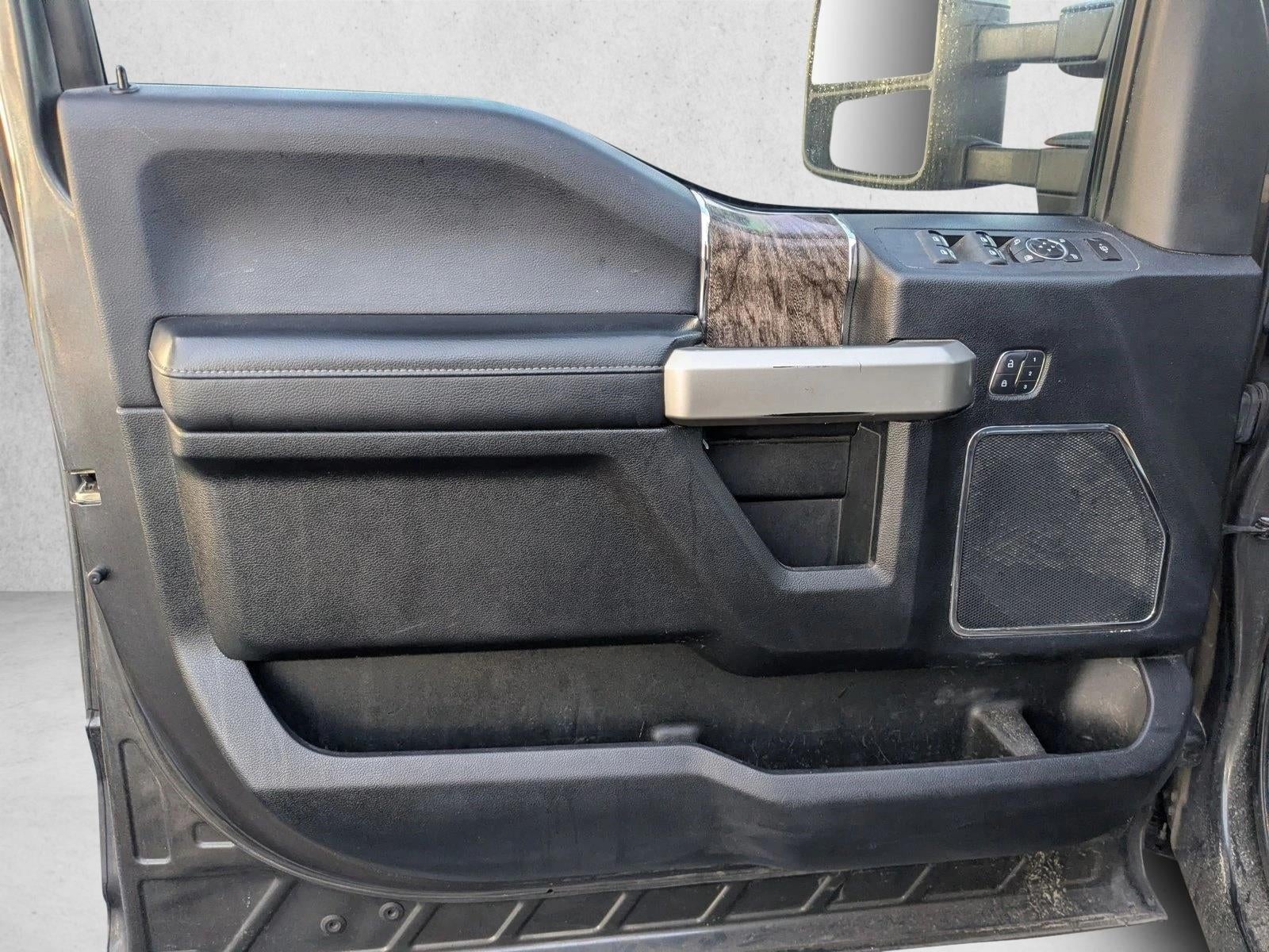 2017 Ford Super Duty F-450 DRW Lariat 4WD Crew Cab 8' Box