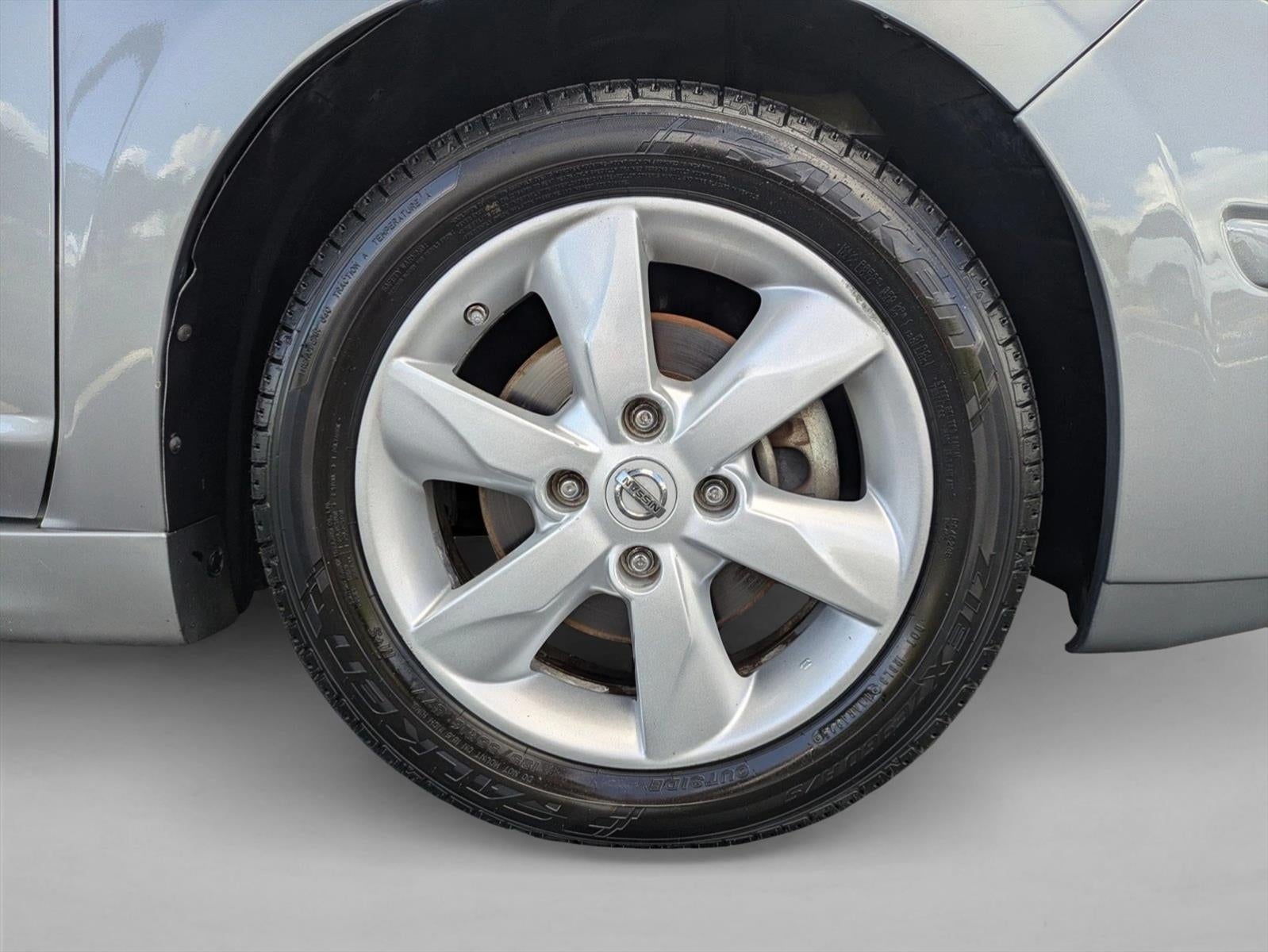 2011 Nissan Versa 5dr HB I4 CVT 1.8 SL