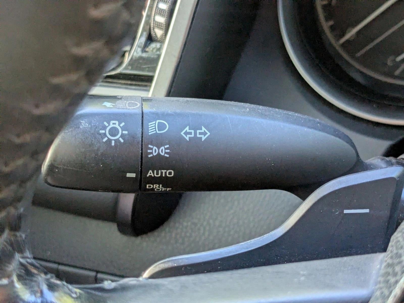 2022 Toyota Camry SE Auto (SE)