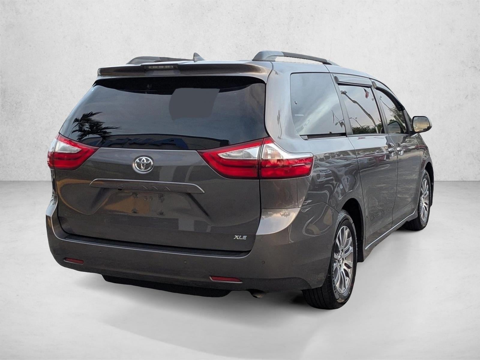 2018 Toyota Sienna XLE FWD 8-Passenger (Natl)