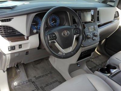 2017 Toyota Sienna XLE FWD 8-Passenger (Natl)