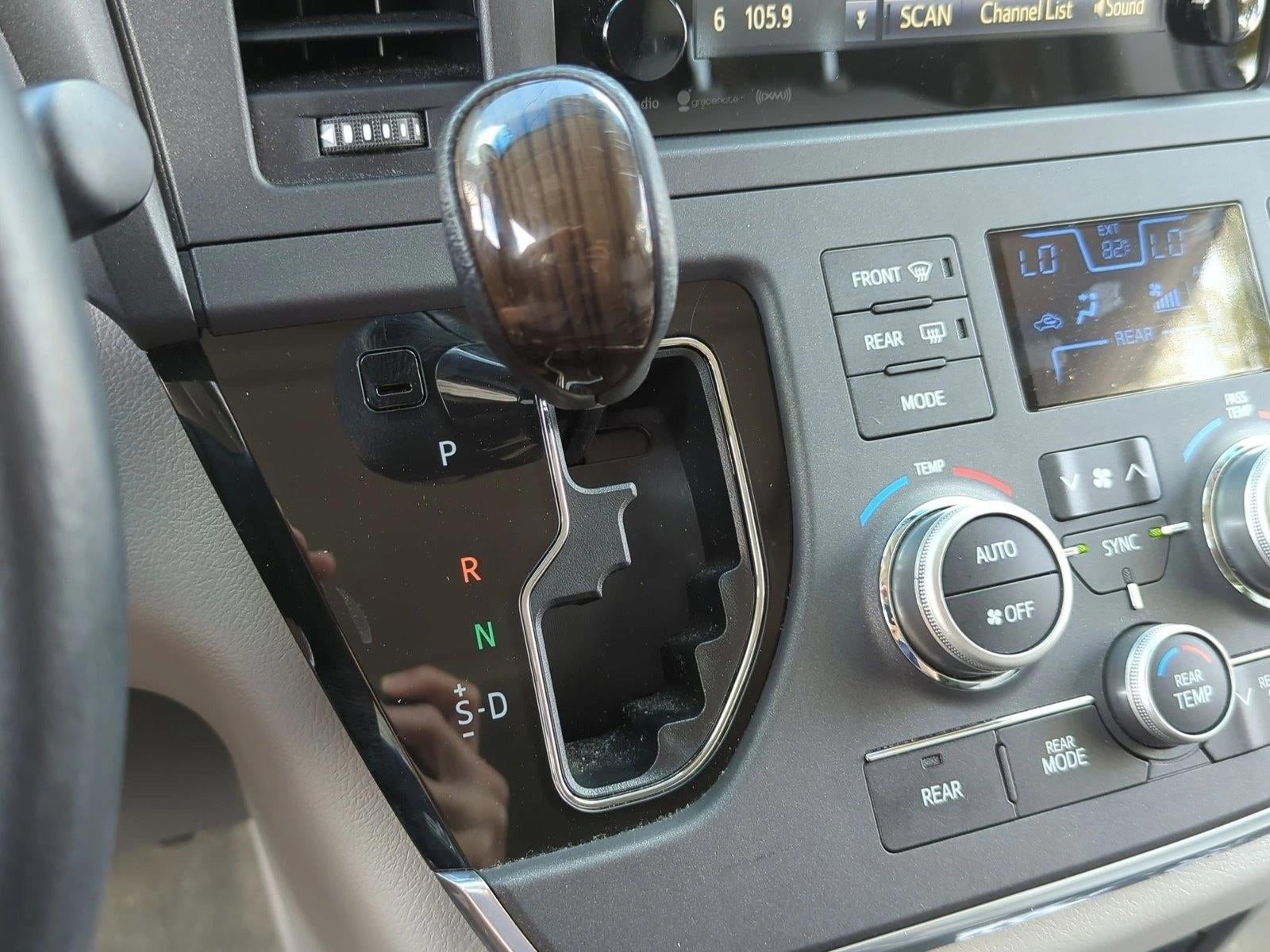 2017 Toyota Sienna XLE FWD 8-Passenger (Natl)