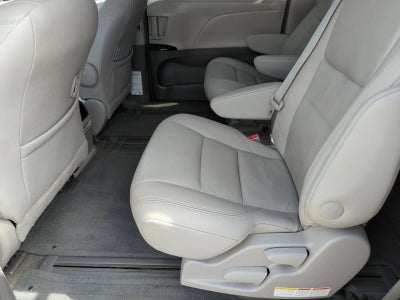 2017 Toyota Sienna XLE FWD 8-Passenger (Natl)