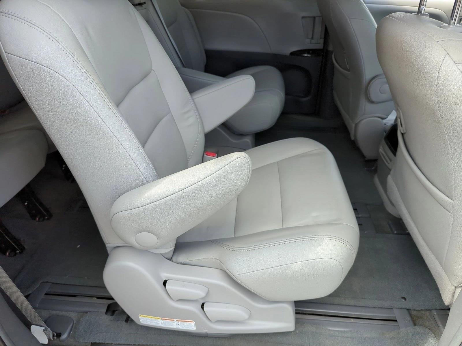 2017 Toyota Sienna XLE FWD 8-Passenger (Natl)