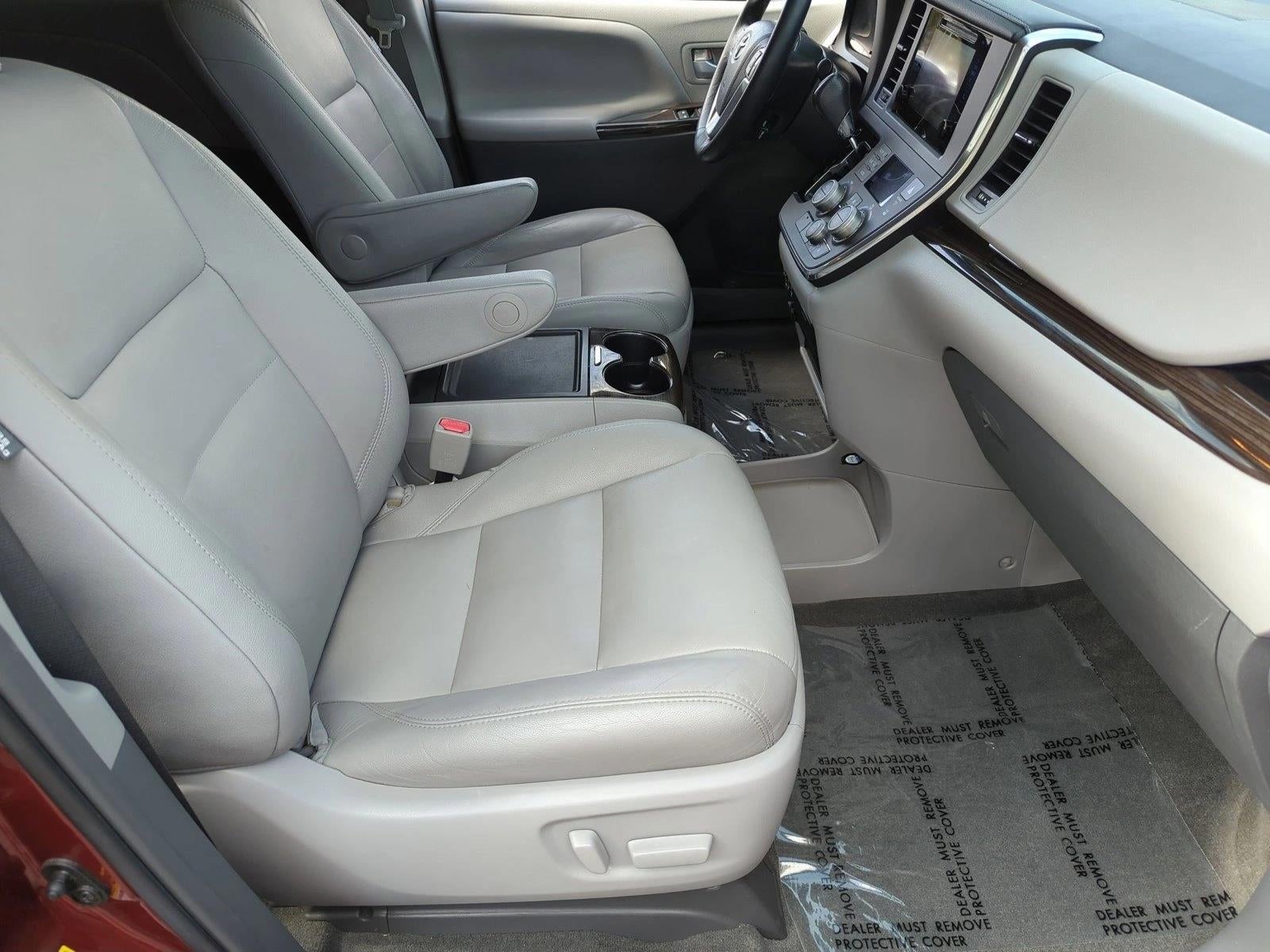 2017 Toyota Sienna XLE FWD 8-Passenger (Natl)