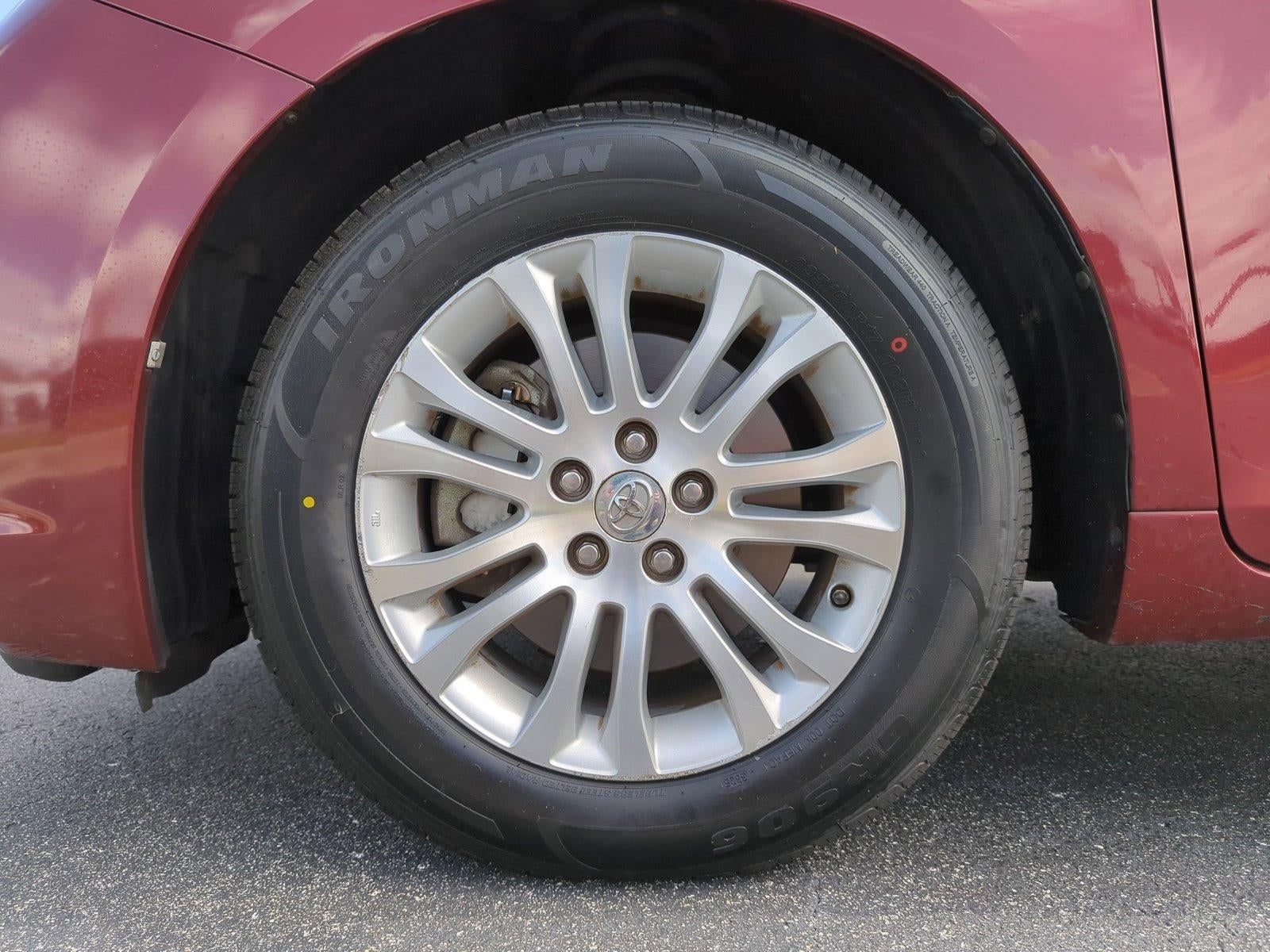 2017 Toyota Sienna XLE FWD 8-Passenger (Natl)