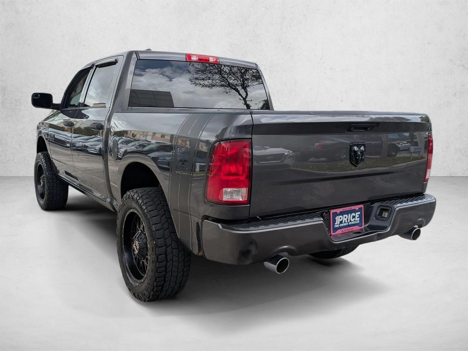 2017 RAM 1500 Express 4x2 Crew Cab 5'7" Box