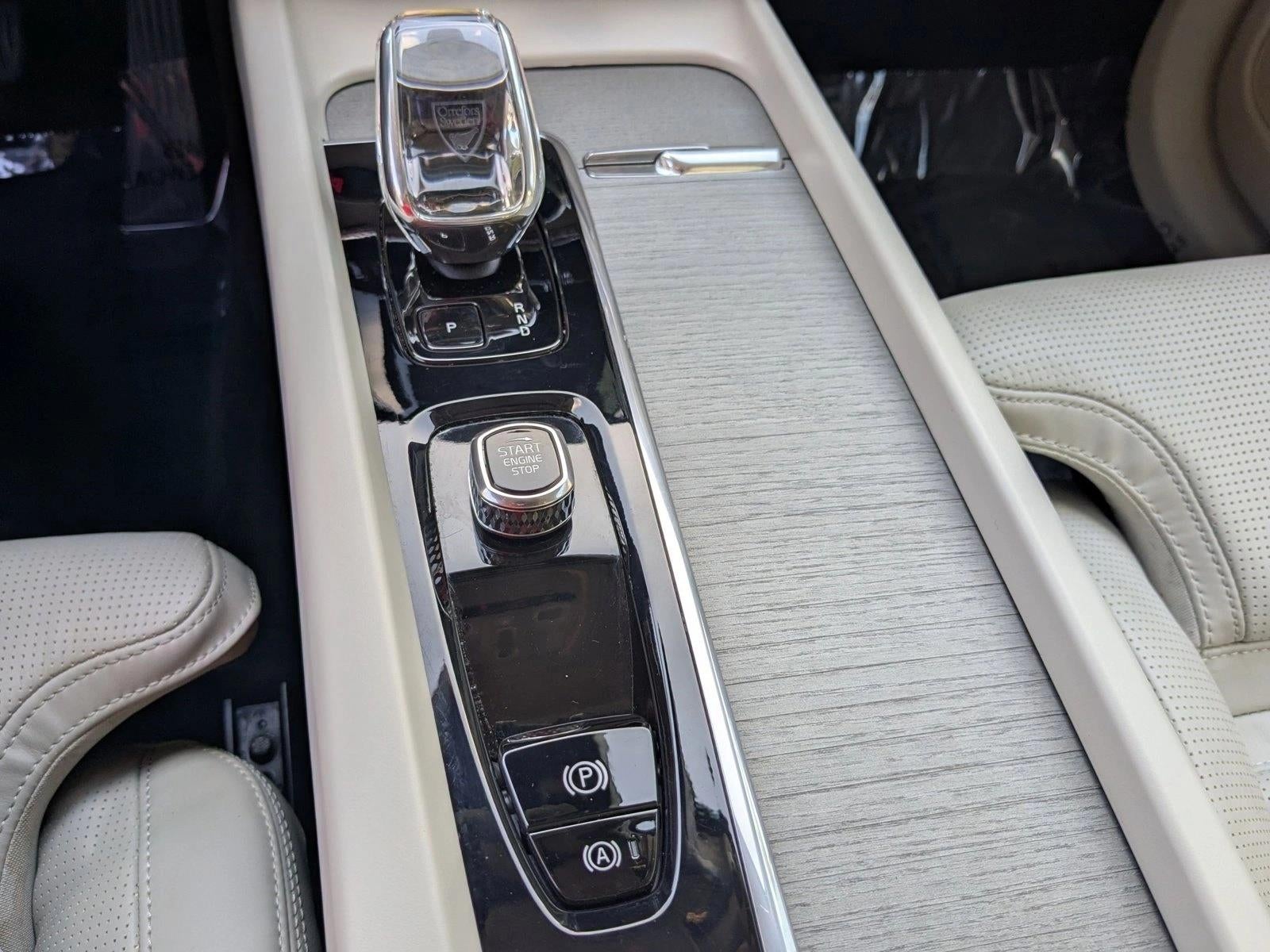 2023 Volvo XC60 Recharge Plug-In Hybrid T8 eAWD PHEV Ultimate Dark Theme