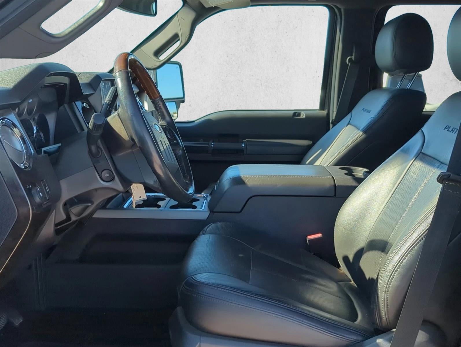 2015 Ford Super Duty F-350 DRW 4WD Crew Cab 8 Ft Box Platinum