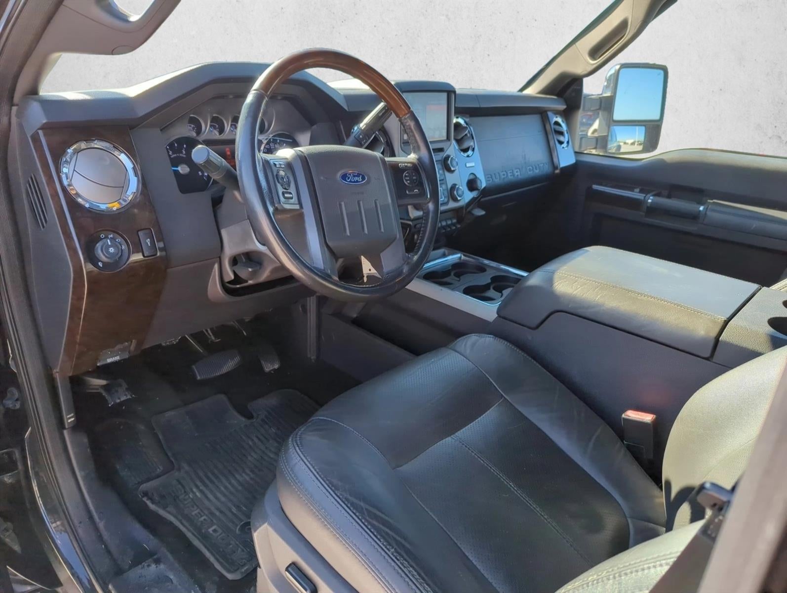 2015 Ford Super Duty F-350 DRW 4WD Crew Cab 8 Ft Box Platinum