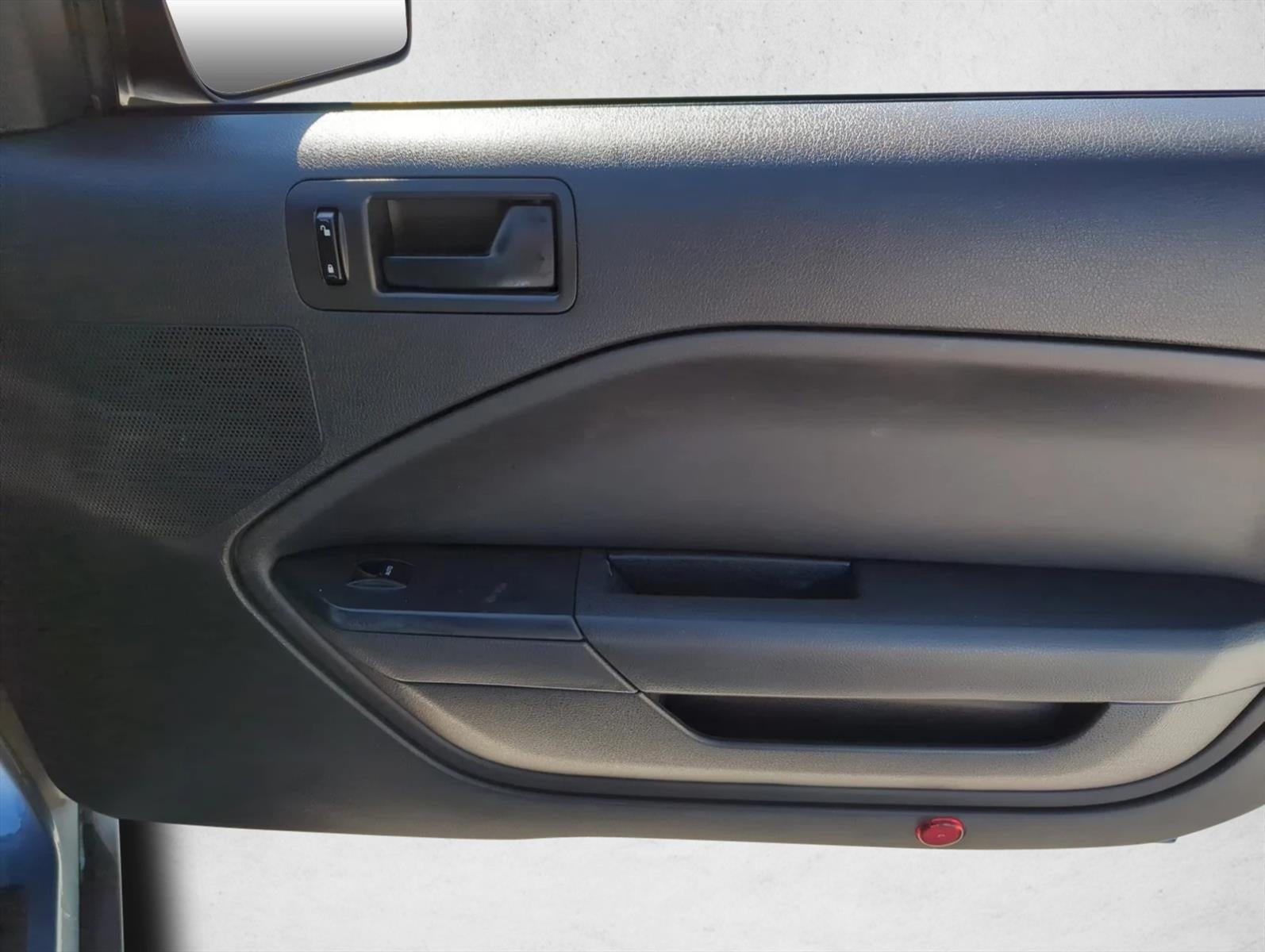 2007 Ford Mustang 2dr Conv Deluxe