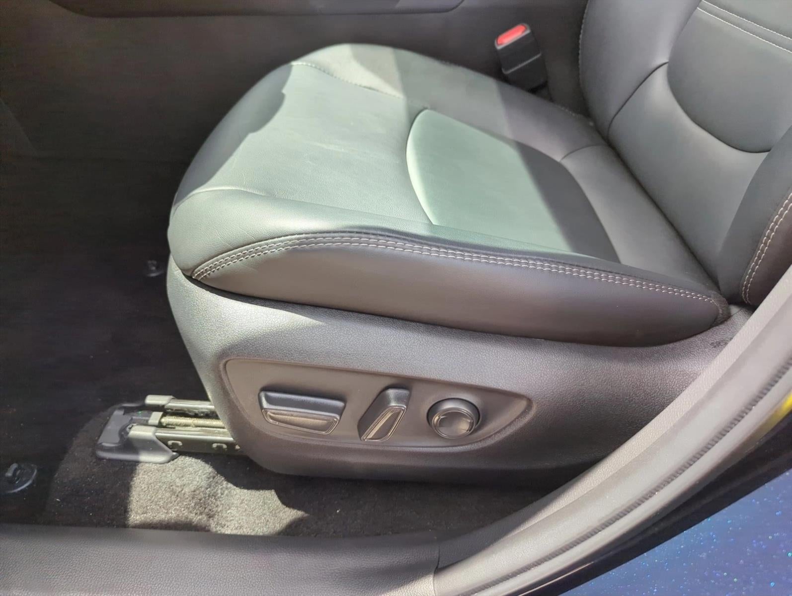 2025 Toyota RAV4 XLE Premium FWD (Natl)