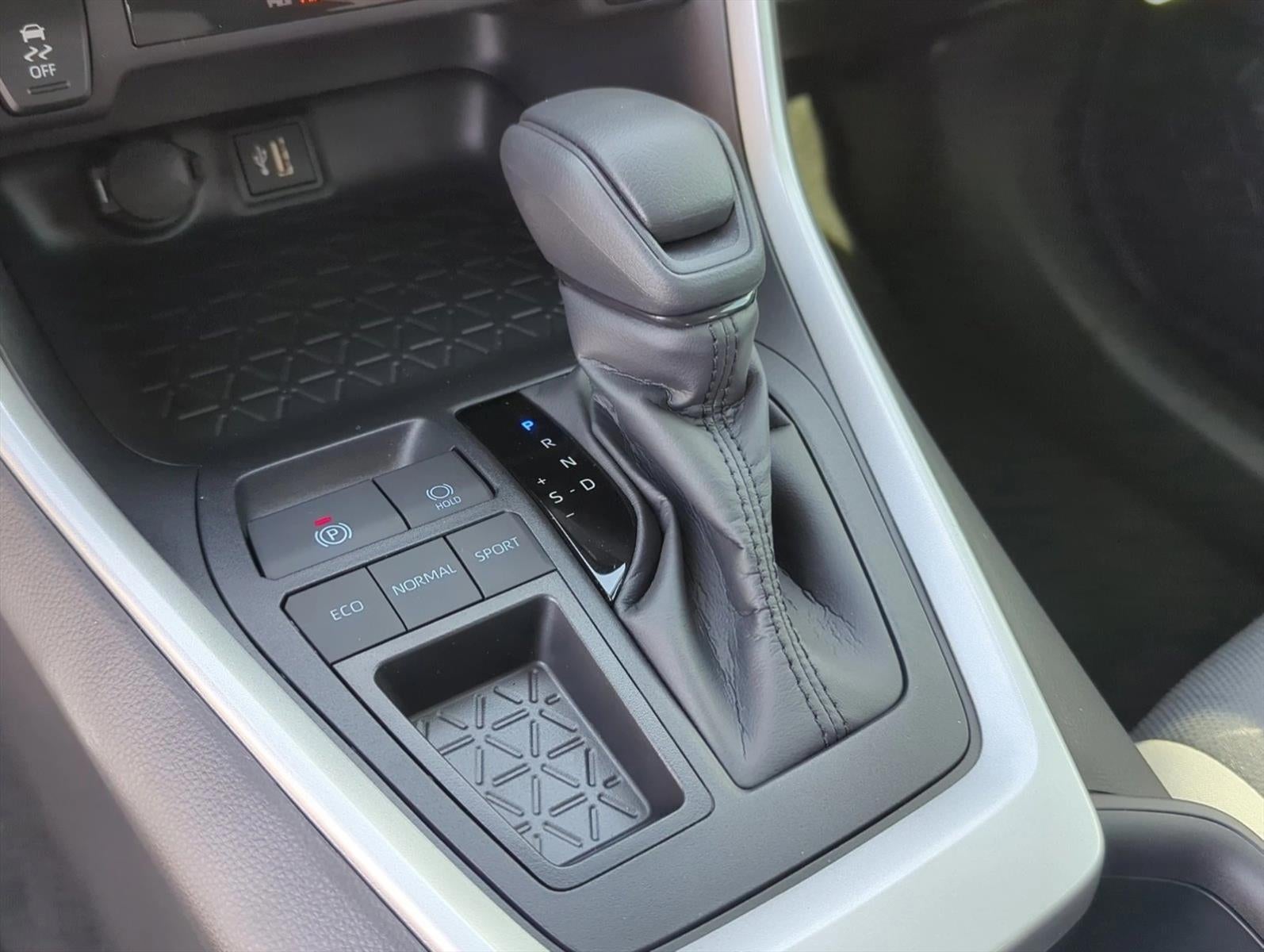 2025 Toyota RAV4 XLE FWD (GS)