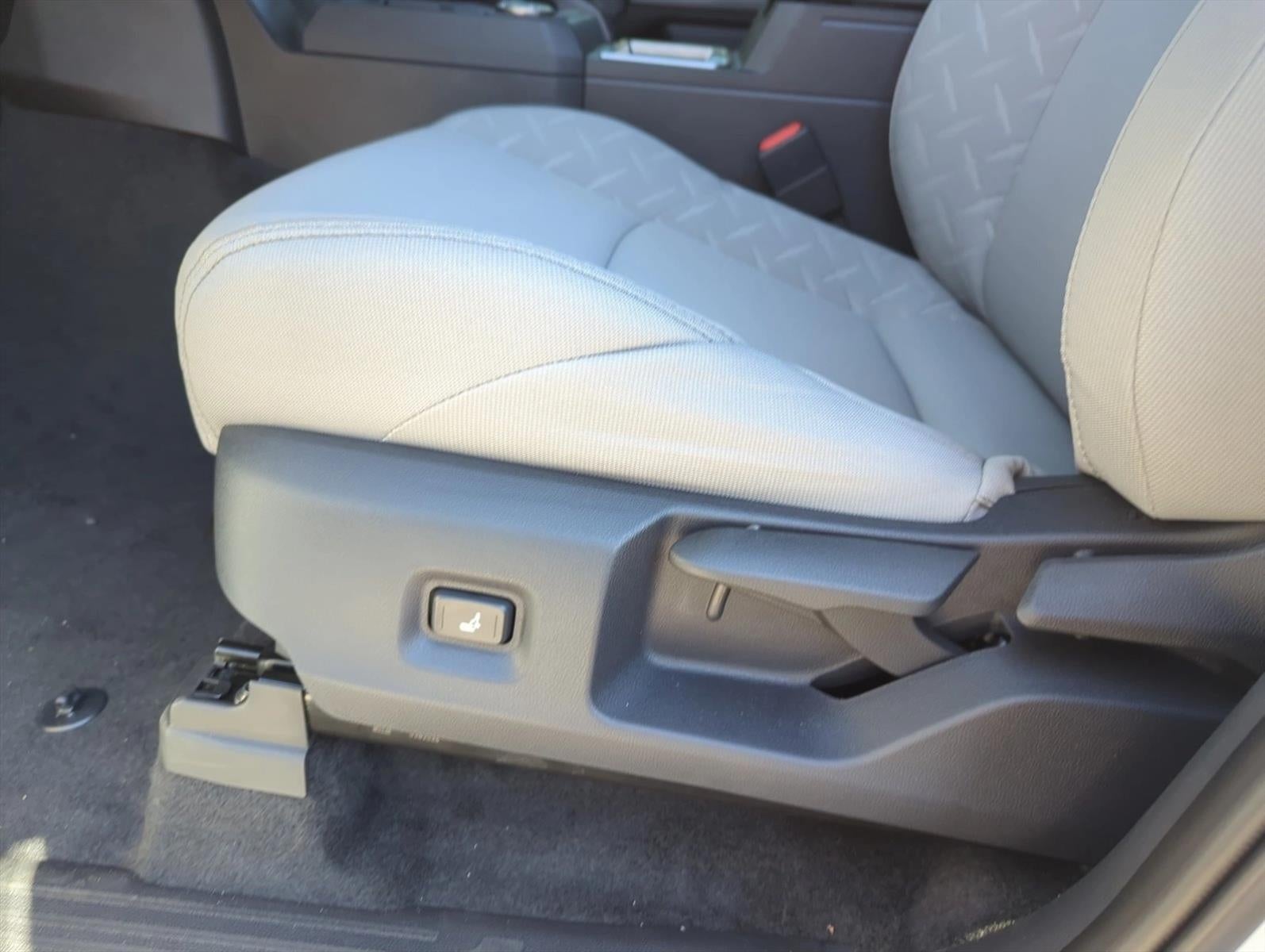 2026 Toyota Tacoma 2WD 2WD SR5 Double Cab 5' Bed AT (SE)