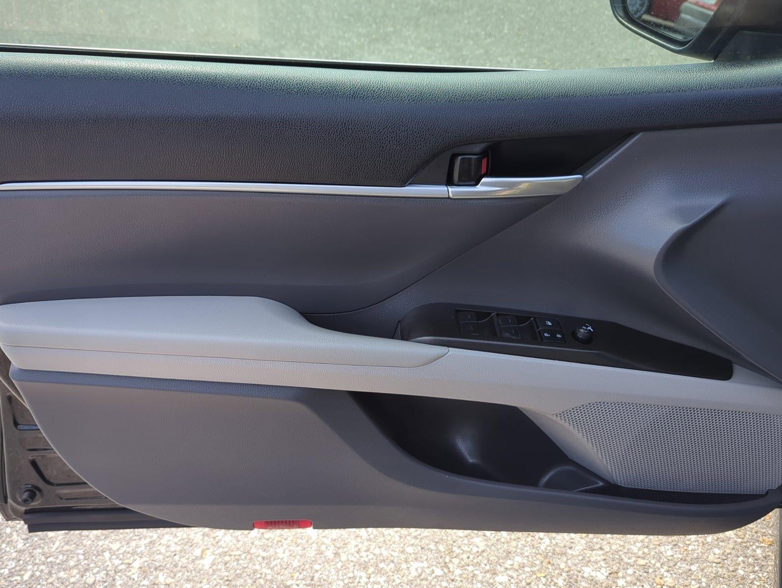 2022 Toyota Camry SE Auto (SE)