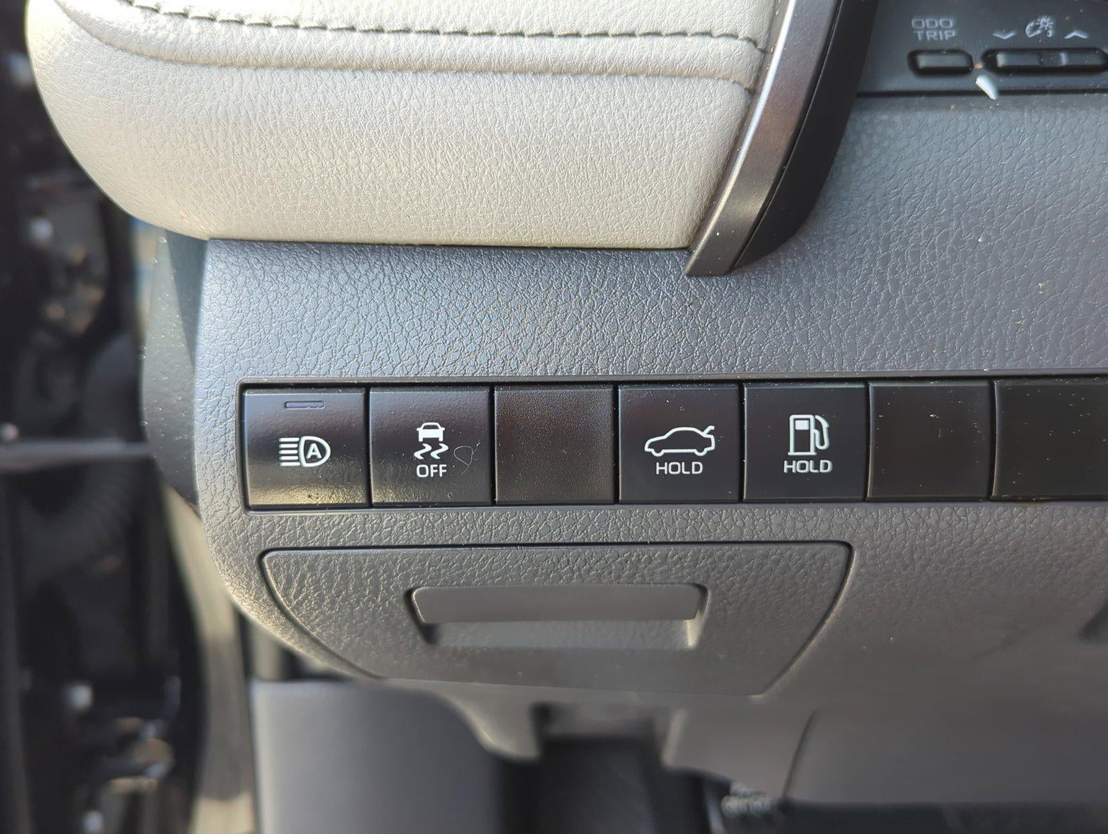 2022 Toyota Camry SE Auto (SE)