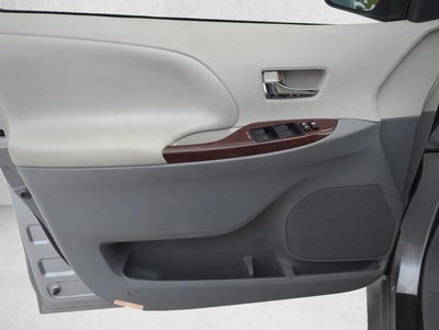 2013 Toyota Sienna 5dr 8-Pass Van V6 XLE FWD (Natl)