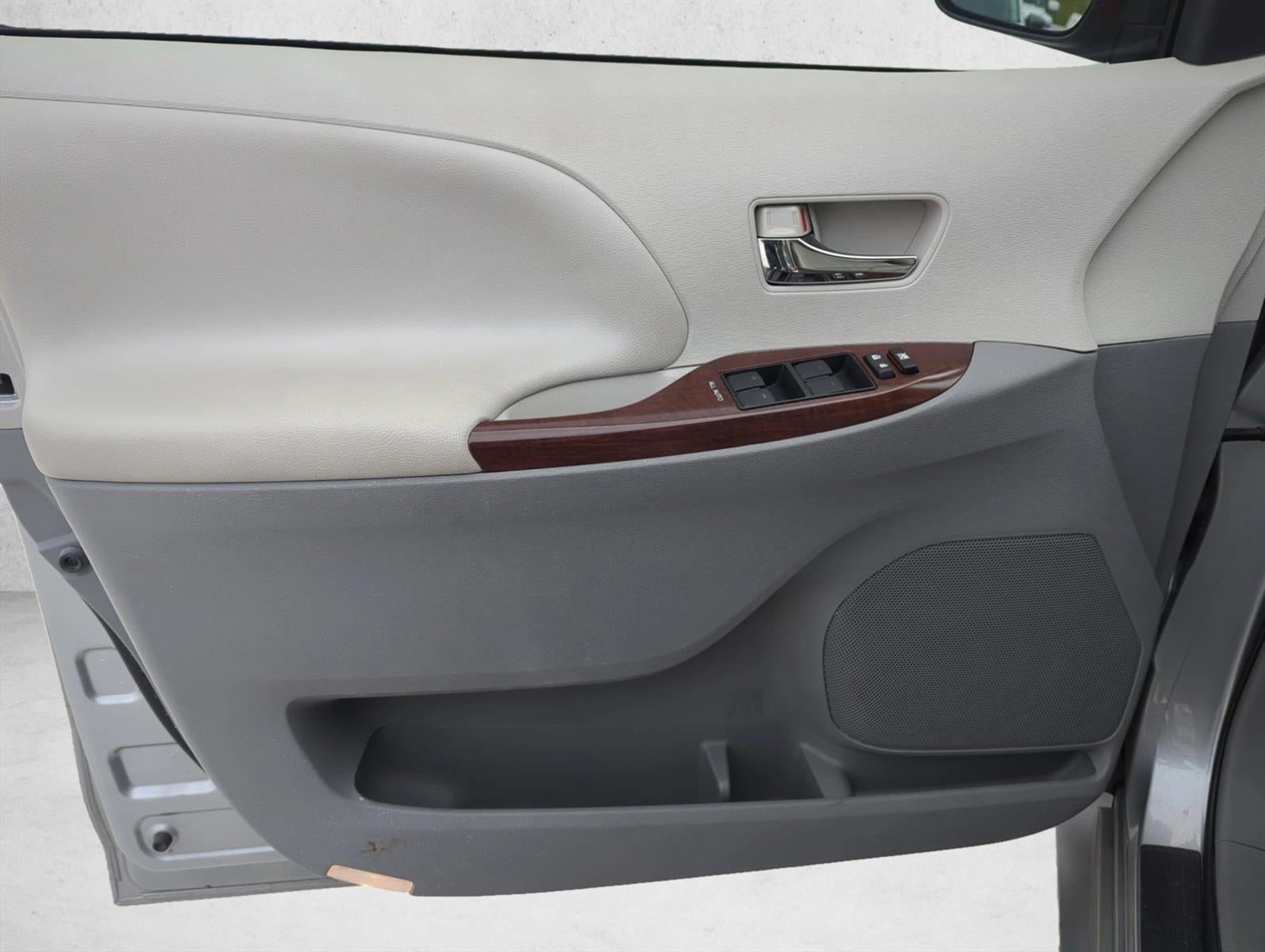 2013 Toyota Sienna 5dr 8-Pass Van V6 XLE FWD (Natl)