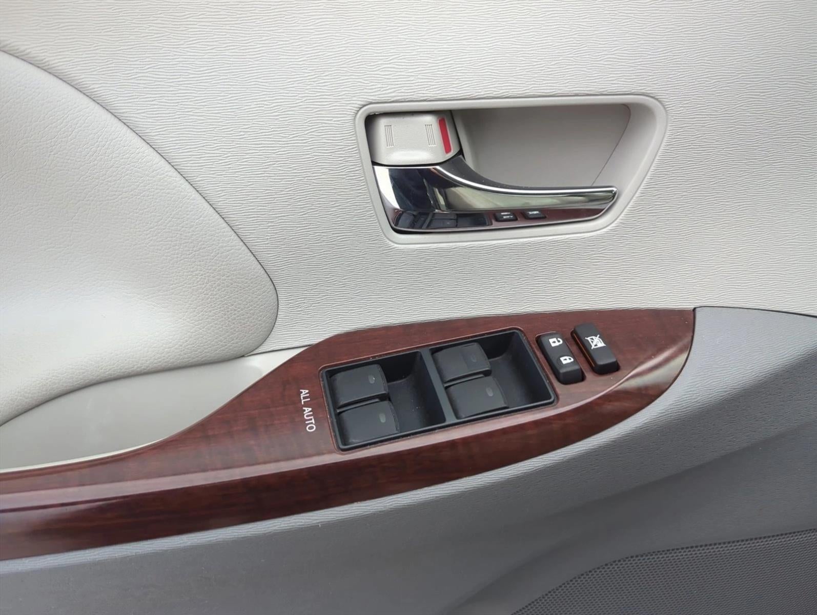 2013 Toyota Sienna 5dr 8-Pass Van V6 XLE FWD (Natl)