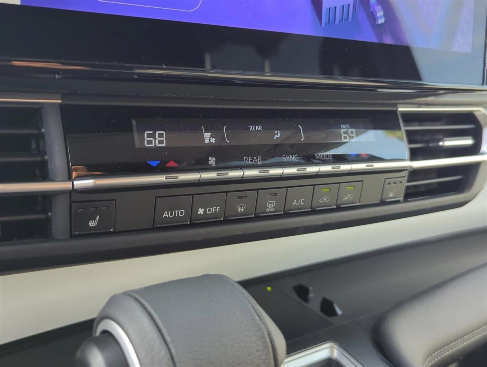 2025 Toyota Sienna XLE FWD 8-Passenger (Natl)