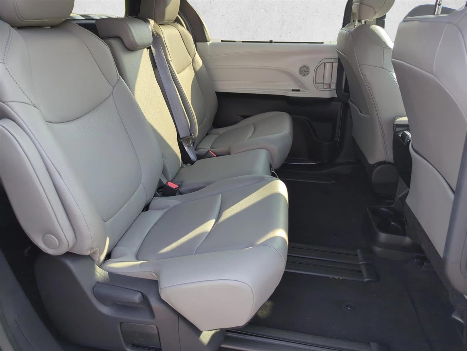2025 Toyota Sienna XLE FWD 8-Passenger (Natl)
