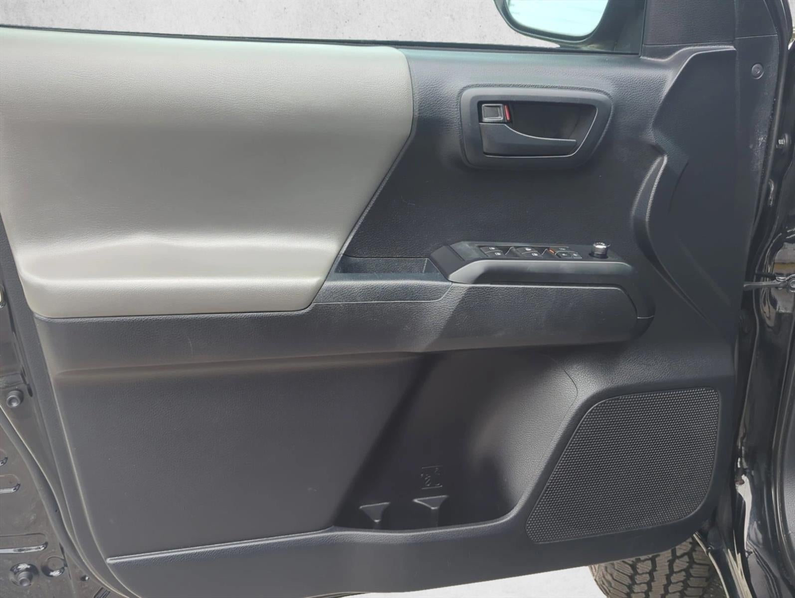 2017 Toyota Tacoma SR Double Cab 5' Bed I4 4x2 AT (GS)