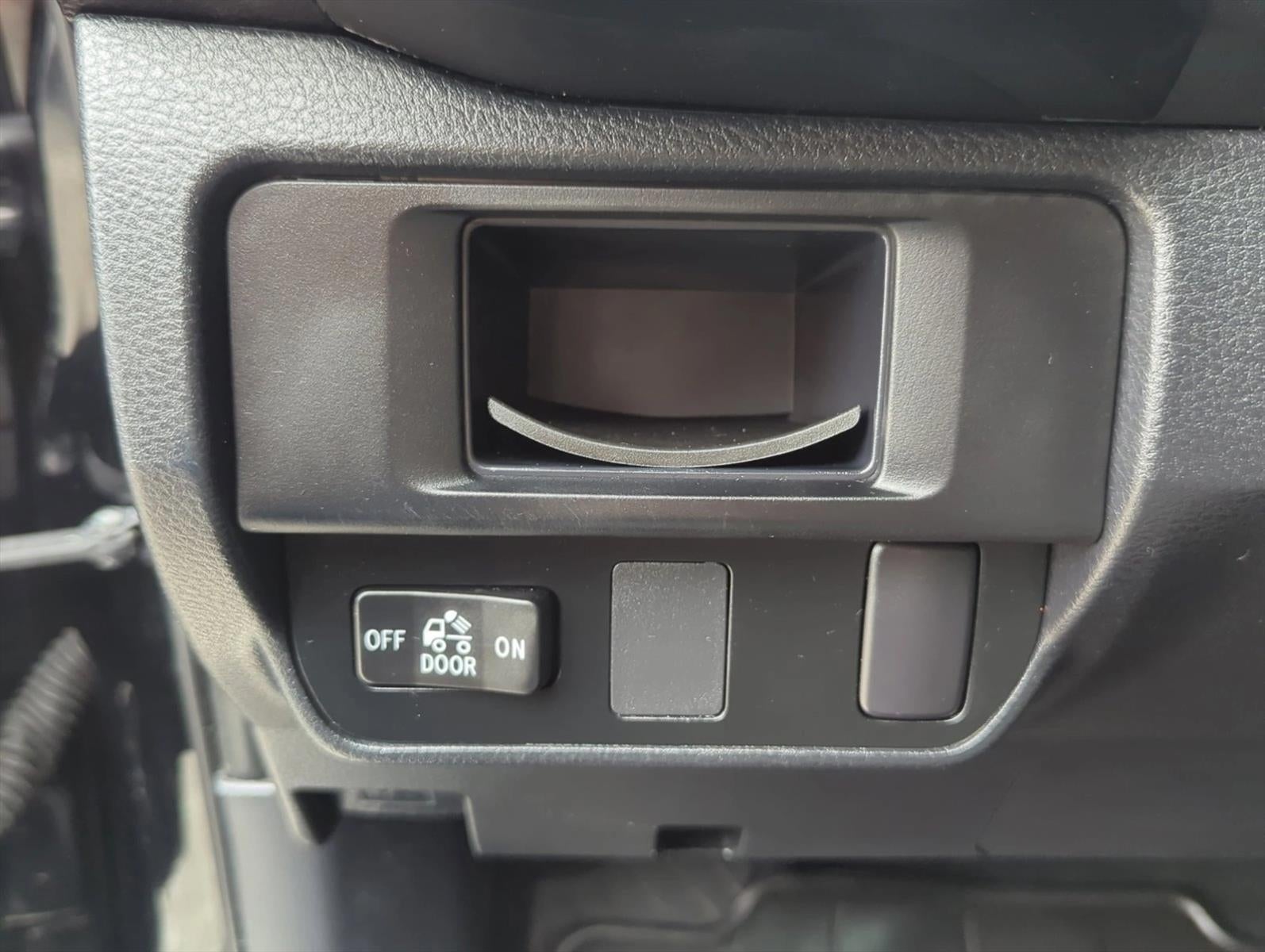 2017 Toyota Tacoma SR Double Cab 5' Bed I4 4x2 AT (GS)