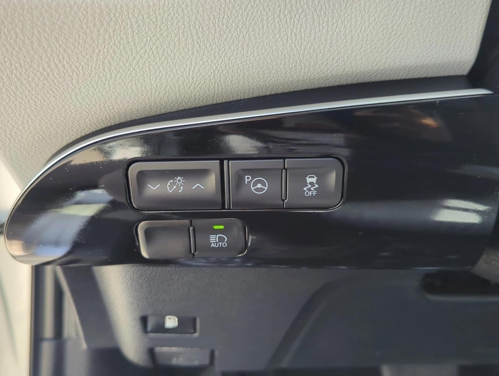 2018 Toyota Prius Three (Natl)