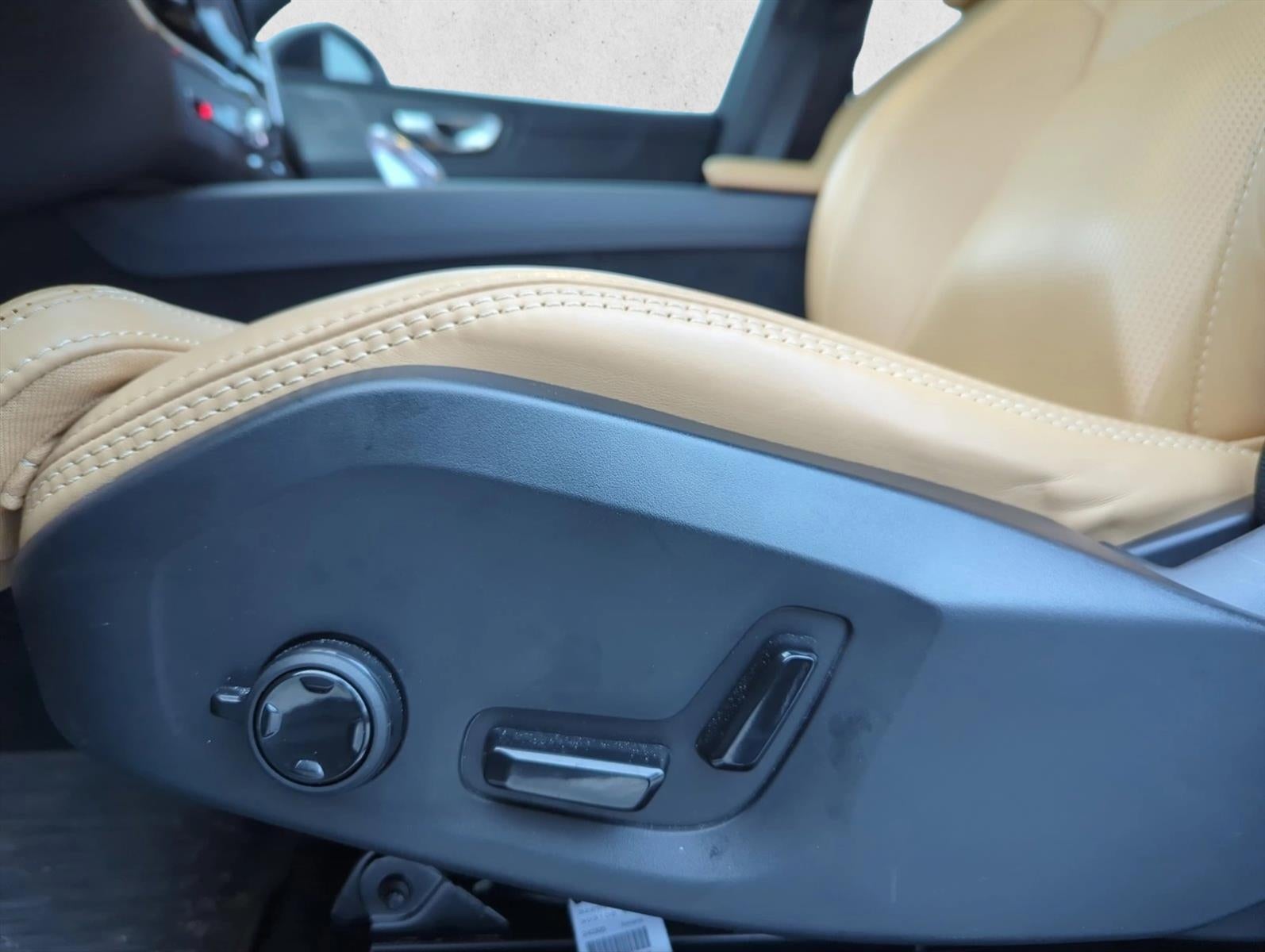 2025 Volvo XC60 B5 AWD Ultra