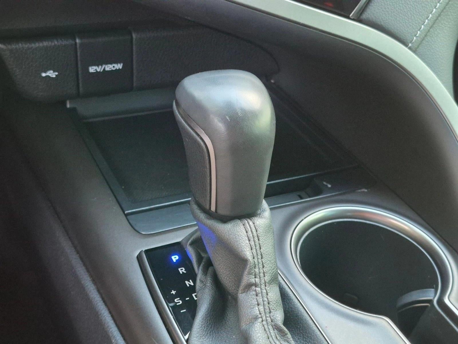 2022 Toyota Camry SE Auto (SE)