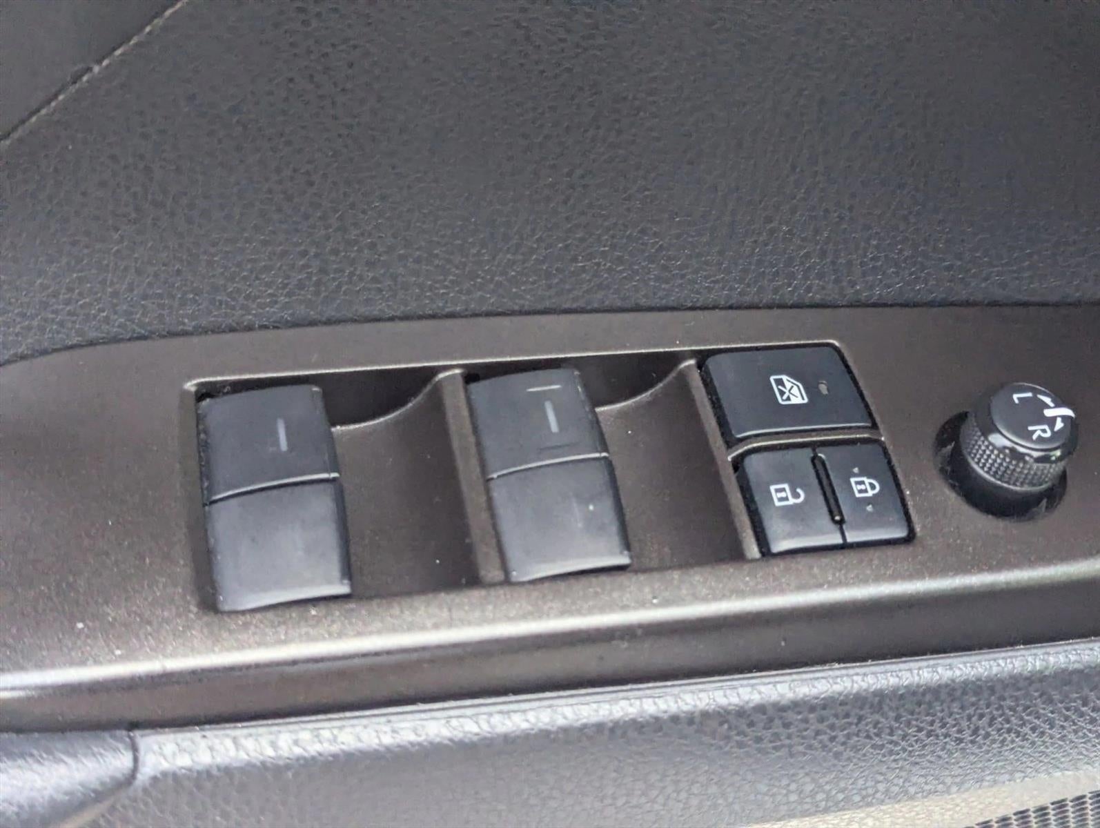 2022 Toyota Camry SE Auto (SE)