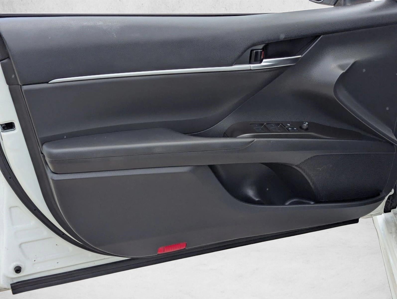 2022 Toyota Camry SE Auto (SE)