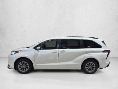 2022 Toyota Sienna LE FWD 8-Passenger (Natl)