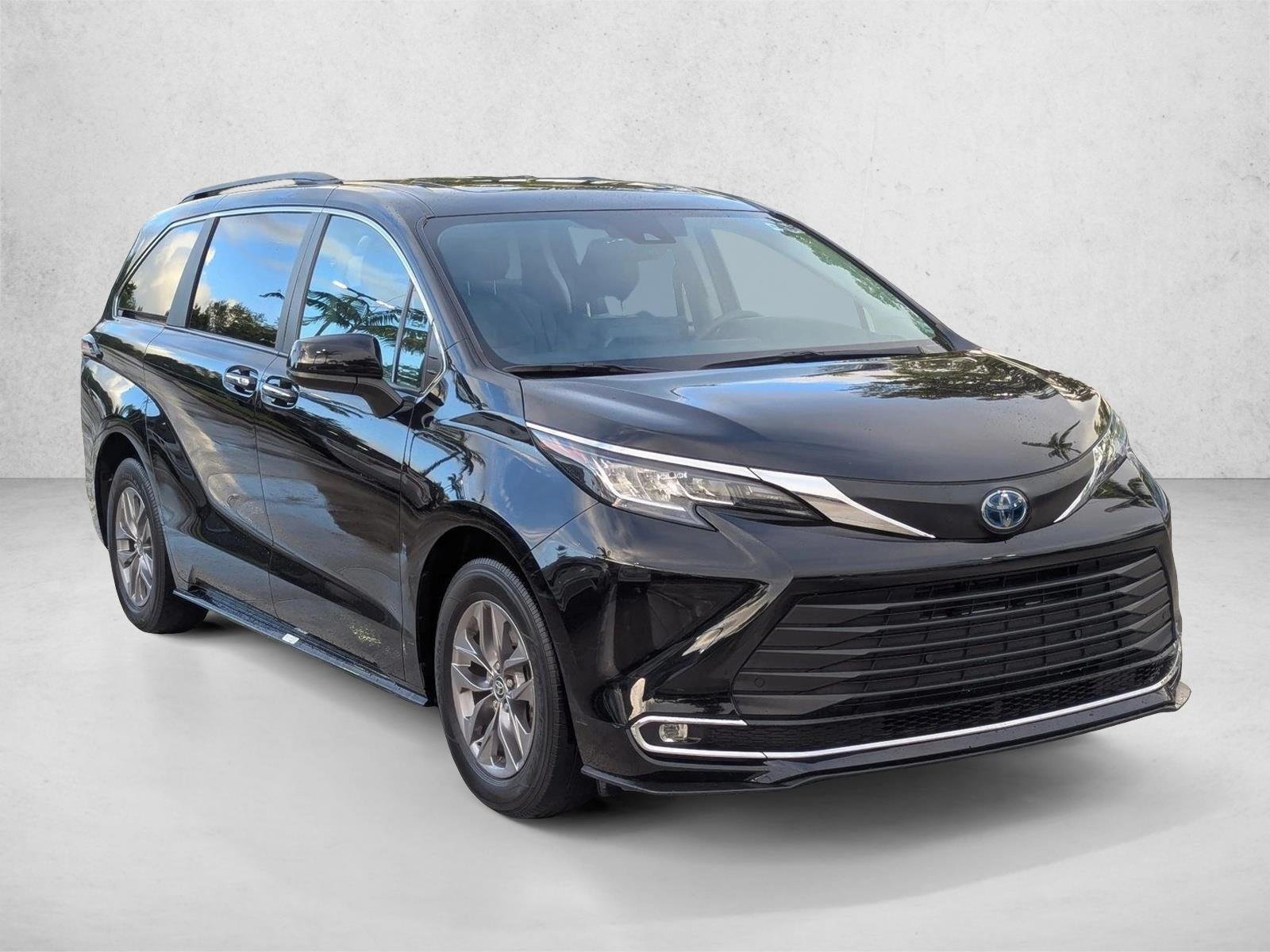 2023 Toyota Sienna XLE FWD 8-Passenger (Natl)