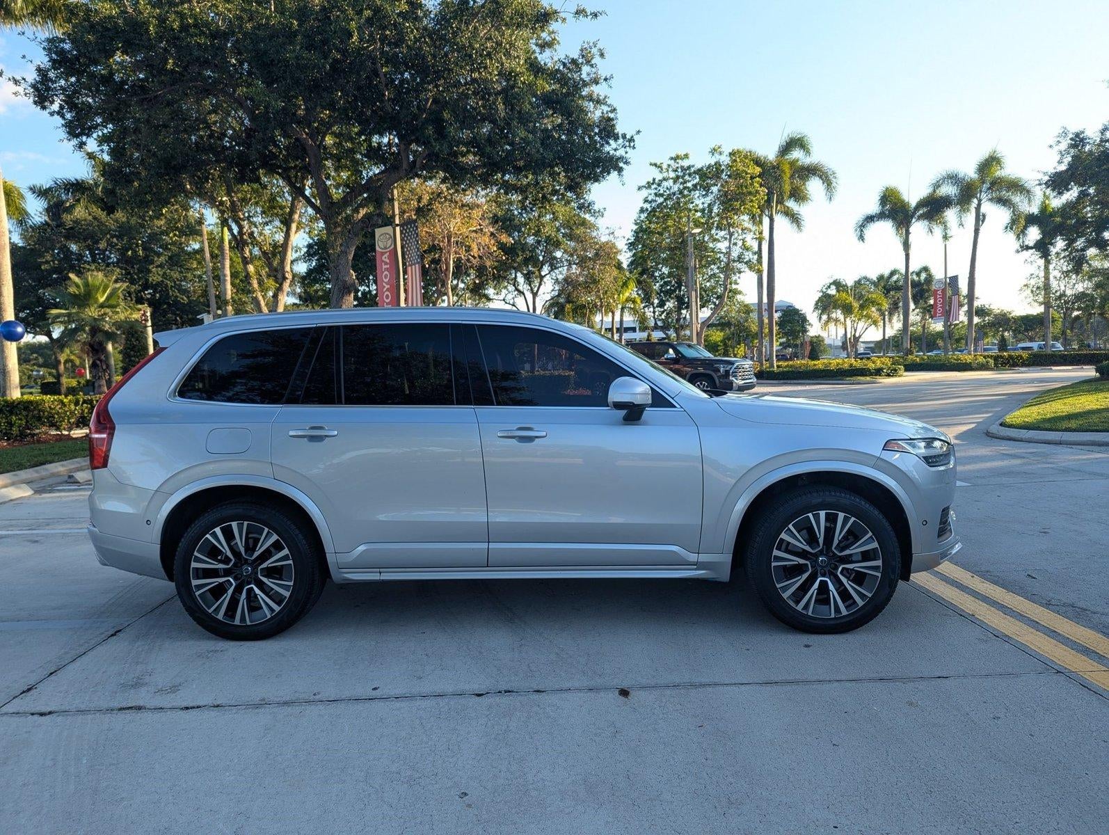 2020 Volvo XC90 T6 AWD Momentum 7 Passenger