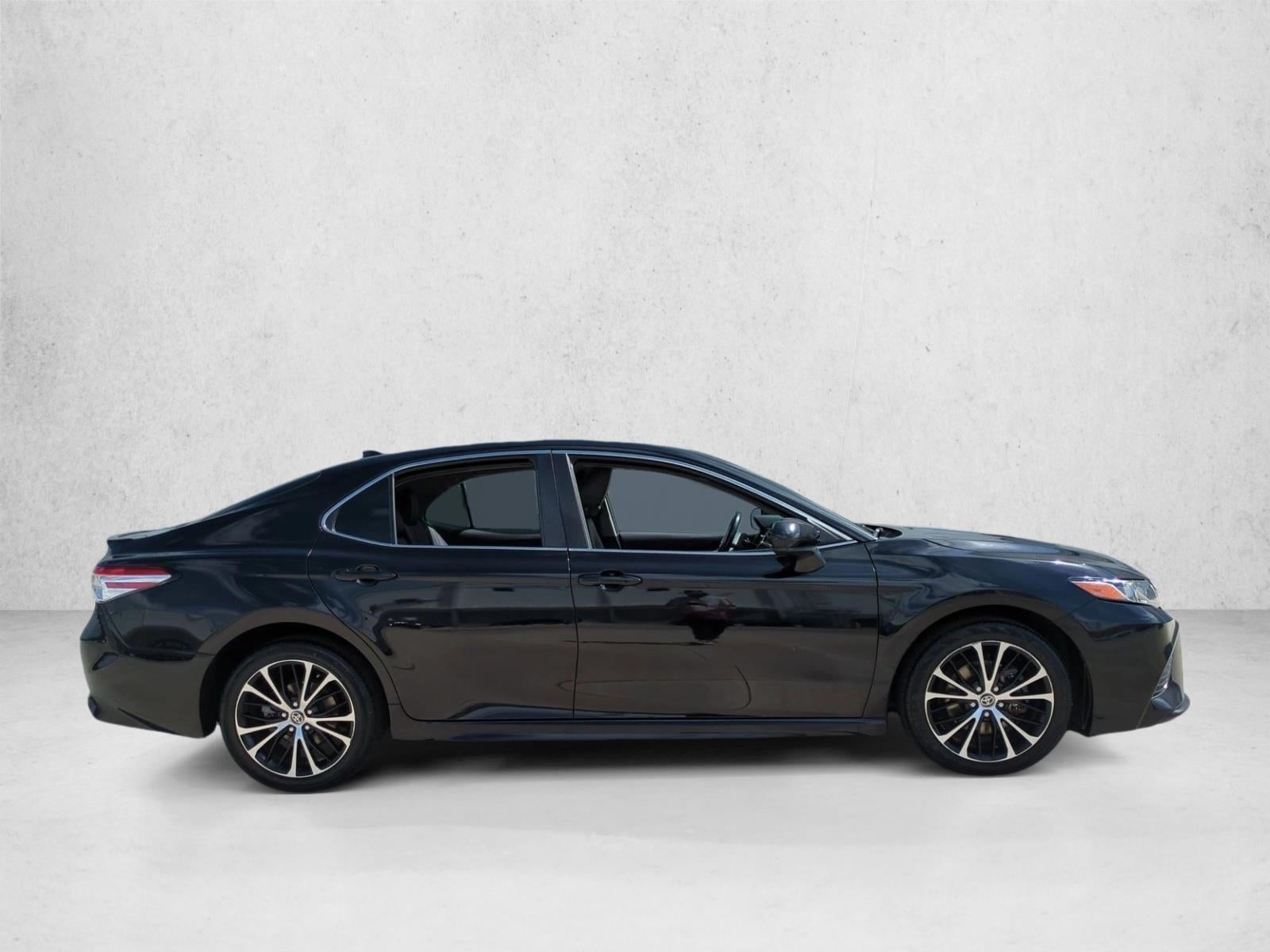 2020 Toyota Camry SE Auto (SE)