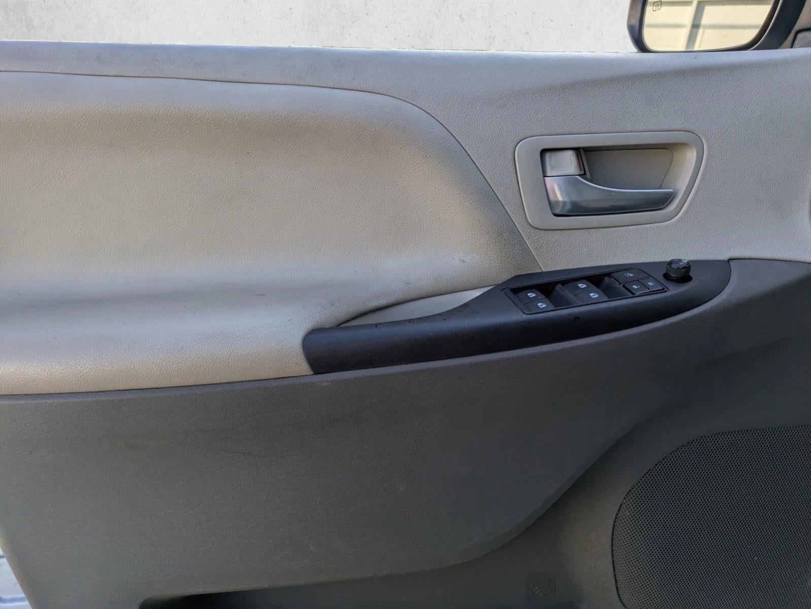 2015 Toyota Sienna 5dr 8-Pass Van LE FWD (Natl)