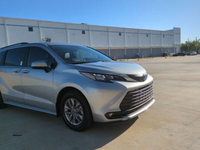 2025 Toyota Sienna XLE FWD 8-Passenger (Natl)