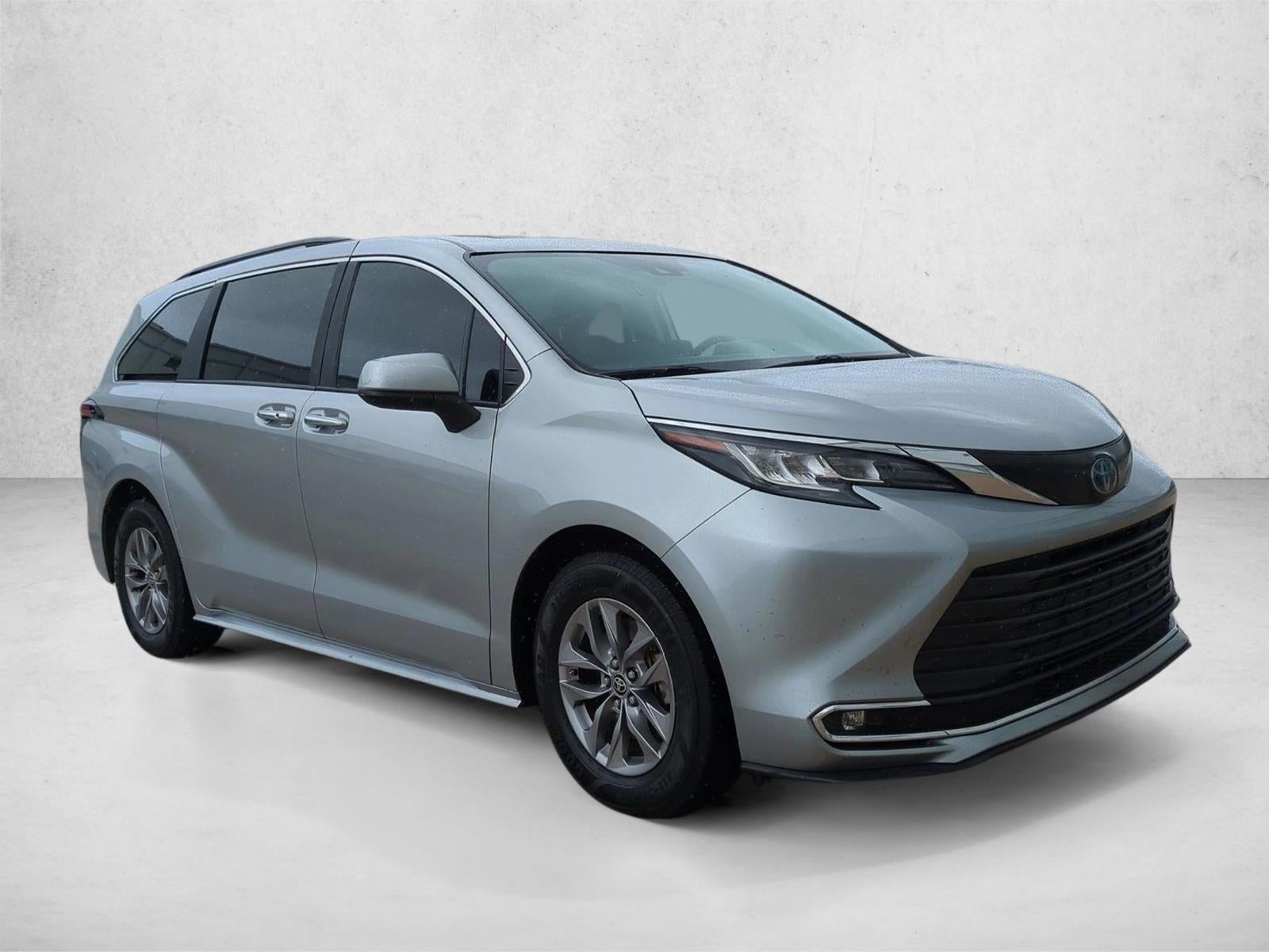2022 Toyota Sienna XLE FWD 8-Passenger (Natl)